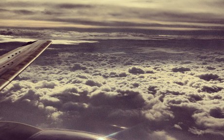 vol en avion au dessus des nuages